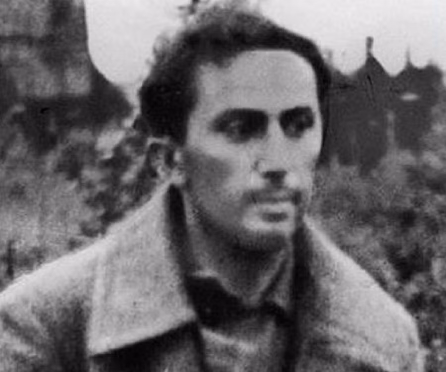 Trong khoảng thời gian đó, ông đem lòng yêu nữ diễn viên múa ballet Yulia Melzer. Sau khi tổ chức hôn lễ, vợ chồng Dzhugashvili có con gái đầu lòng vào tháng 2/1938.