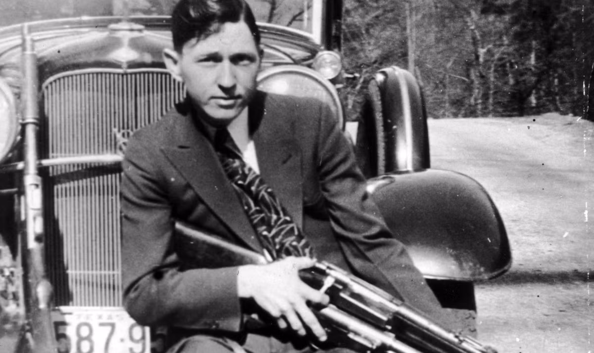 Theo thông tin của cảnh sát, Bonnie và Clyde gây ra một số vụ cướp ngân hàng, siêu thị để lấy tiền ăn chơi. Cặp đội chọn 5 bang làm nơi gây án gồm: Texas, Oklahoma, Missouri, New Mexico và Louisiana.