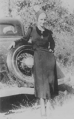 Vào tháng 1/1934, Bonnie và Clyde gây ra vụ tấn công nhà tù Eastham ở Texas để giúp một tên tội phạm vượt ngục. Sau vụ việc này, giới chức nhà tù cùng cảnh sát phối hợp truy lùng cặp đôi tội phạm khét tiếng.