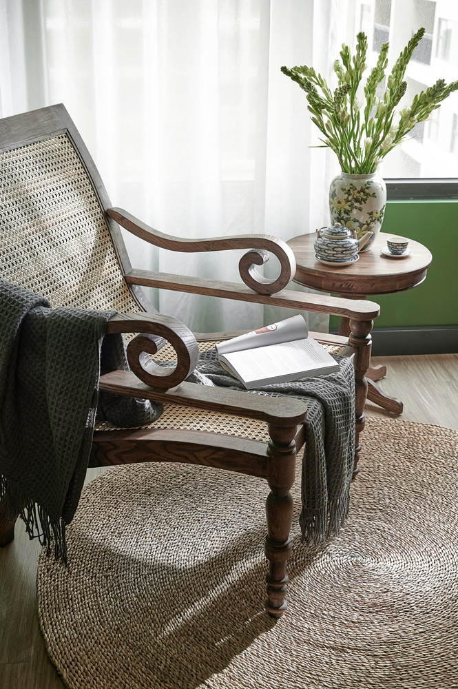 Chiếc ghế mây thư giãn dùng lưới mắt cáo kết hợp gỗ được sơn phủ nhiều lớp cầu kỳ, đây cũng là điểm nhấn cho phòng làm việc.