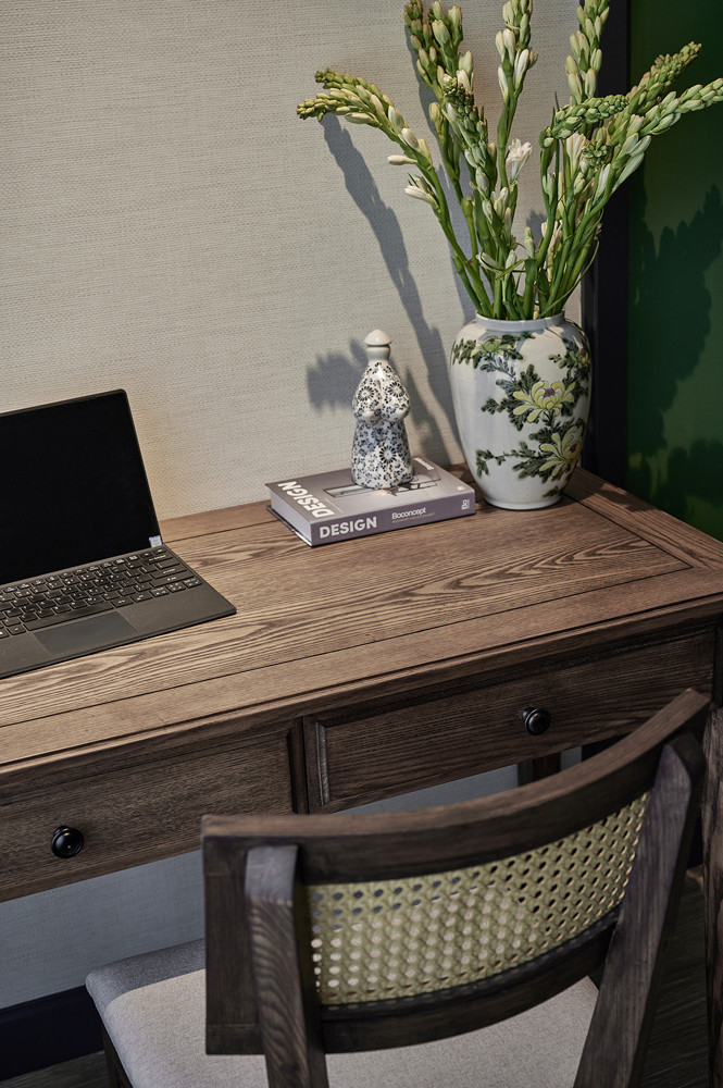 Từng góc nhỏ trong nhà được gia chủ chăm chút cẩn thận. Hệ thống đèn thả, đèn tường, đèn cây được đặt gia công từng bộ phận. Tổng chi phí hoàn thiện nội thất 350 triệu đồng và thi công trong 3 tháng.