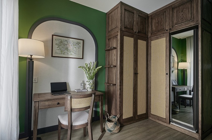 Tủ gỗ đóng chữ L, tận dụng được các góc chết, giúp phòng rộng rãi. "Phong cách Indochine xuất hiện ở Việt Nam giai đoạn đầu thế kỷ 20. Tuy nhiên ngày nay vẫn được ưa chuộng", anh Trung nói.