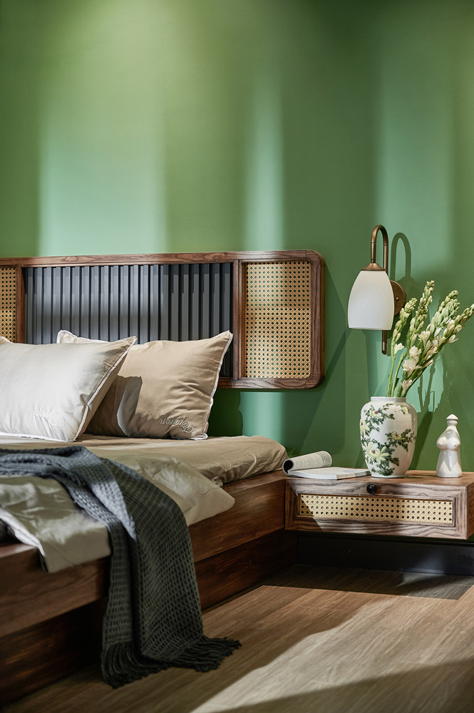 Phòng ngủ đơn giản, trang nhã với hệ giường liền tường. Mỗi một góc nhỏ trong nhà được gia chủ bàn bạc với kiến trúc sư tỉ mỉ, cốt làm sao cho không gian sống động, in đậm dấu vết thời gian.