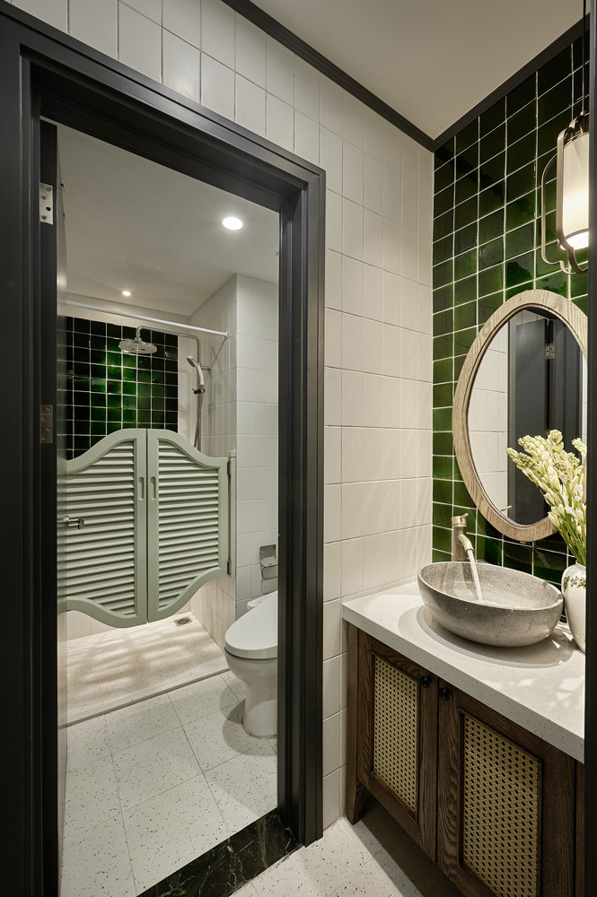 Phòng vệ sinh trước và sau khi tân trang.