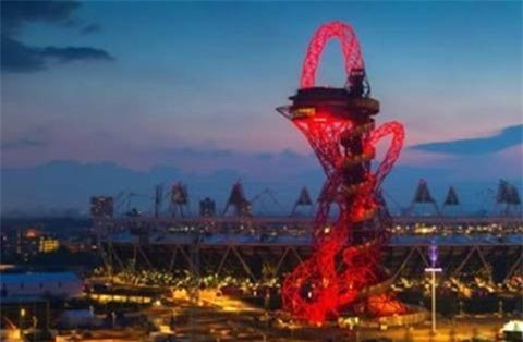 Tháp Canton (Trung Quốc). Công trình nằm cạnh sông Pearl này hiện đang giữ danh hiệu tòa tháp cao nhất Trung Quốc, giúp thành phố Quảng Châu thu hút nhiều du khách quốc tế ghé thăm.