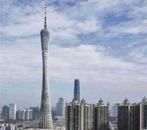 Tháp Canton (Trung Quốc). Công trình nằm cạnh sông Pearl này hiện đang giữ danh hiệu tòa tháp cao nhất Trung Quốc, giúp thành phố Quảng Châu thu hút nhiều du khách quốc tế ghé thăm.