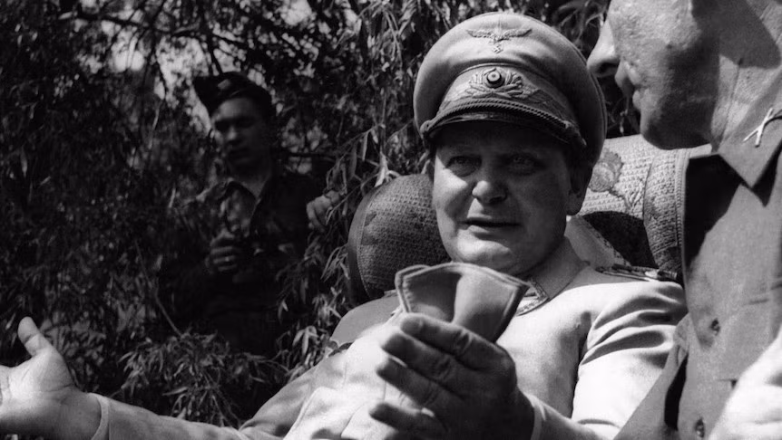 Goering làm như vậy vì phục tùng mệnh lệnh thanh lọc chủng tộc, xây dựng chủng tộc Aryan hoàn hảo mà Hitler theo đuổi.