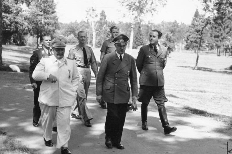 Là tay sai đắc lực cho trùm phát xít Hitler, Goering ra lệnh cho cấp dưới thực hiện nhiều cuộc tàn sát đẫm máu nhằm vào người Do Thái và một số nhóm người yếu thế trong xã hội Đức.