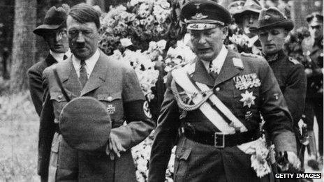 Vào năm 1927, Goering trở lại Đức và từng bước dấn thân vào con đường chính trị khi gia nhập đảng Quốc xã. Tiếp đến, gã tìm nhiều cách liên lạc và lấy lòng Hitler. Vì vậy, khi trùm phát xít trở thành Quốc trưởng kiêm Thủ tướng Đức, con đường quan lộ của Goering cũng thăng tiến theo.