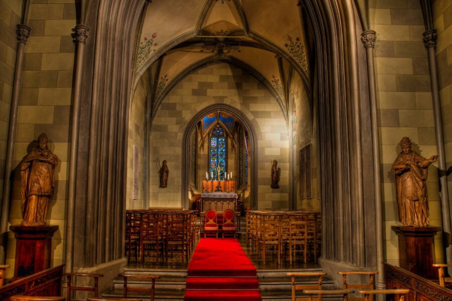 Đặc biệt, một kho tàng các món đồ trang sức từng được các thành viên gia tộc Hohenzollern sử dụng được bảo quản và trưng bày cho du khách tham quan khi ghé thăm lâu đài Hohenzollern.