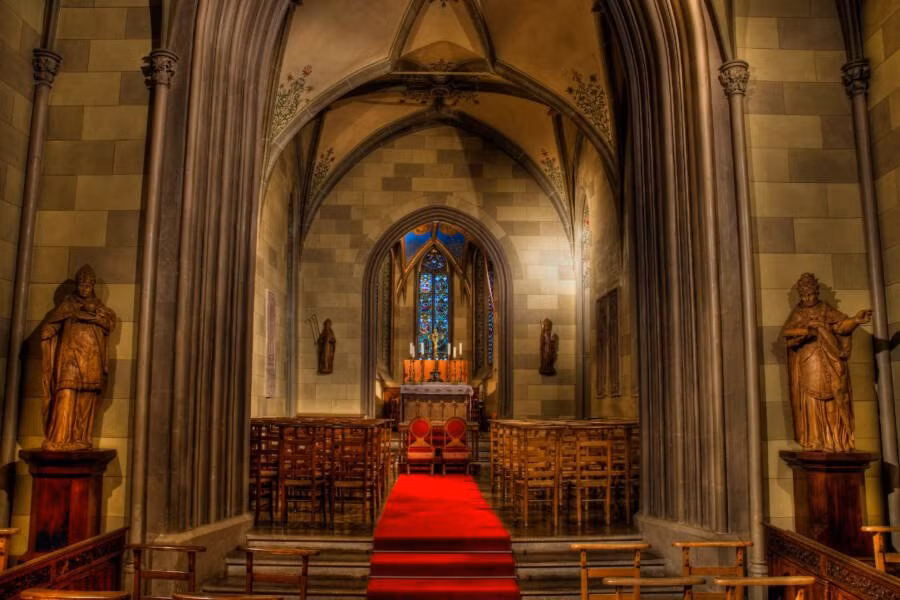 Đặc biệt, một kho tàng các món đồ trang sức từng được các thành viên gia tộc Hohenzollern sử dụng được bảo quản và trưng bày cho du khách tham quan khi ghé thăm lâu đài Hohenzollern.