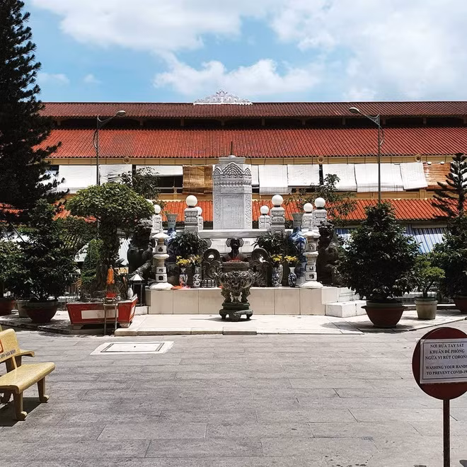 Năm 2017, UBND TP.HCM công nhận chợ Bình Tây là di tích kiến trúc và nghệ thuật cấp thành phố. Ngôi chợ khánh thành năm 1930. Tháng 11/2017, thành phố khởi công dự án nâng cấp, sửa chữa toàn diện. Toàn bộ kiến trúc, đường nét khi sửa chữa đều được Trung tâm bảo tồn và phát huy giá trị di tích lịch sử văn hóa, Sở Văn hóa và Thể thao TP.HCM kiểm định. Đặc biệt, công trình được phục chế theo nguyên mẫu mái ngói thời kỳ đầu. Ảnh: Jenny.le1284.