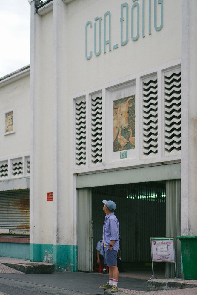 Ban đầu, vị trí của chợ nằm bên bờ sông Bến Nghé, gần thành Gia Định (bấy giờ gọi là thành Quy hay Bát Quái). Nơi này mang tên Bến Thành, địa điểm để khách vãng lai và quân nhân nghỉ ngơi khi vào thành. Khu chợ cũ nằm sát bên nên gọi là chợ Bến Thành. Sau đó, năm 1912, chợ mới xây dựng ở vị trí khác mà vẫn sử dụng tên Bến Thành cho đến ngày nay. Ảnh: Hoài Nhân