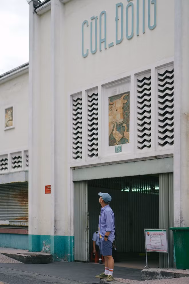 Ban đầu, vị trí của chợ nằm bên bờ sông Bến Nghé, gần thành Gia Định (bấy giờ gọi là thành Quy hay Bát Quái). Nơi này mang tên Bến Thành, địa điểm để khách vãng lai và quân nhân nghỉ ngơi khi vào thành. Khu chợ cũ nằm sát bên nên gọi là chợ Bến Thành. Sau đó, năm 1912, chợ mới xây dựng ở vị trí khác mà vẫn sử dụng tên Bến Thành cho đến ngày nay. Ảnh: Hoài Nhân