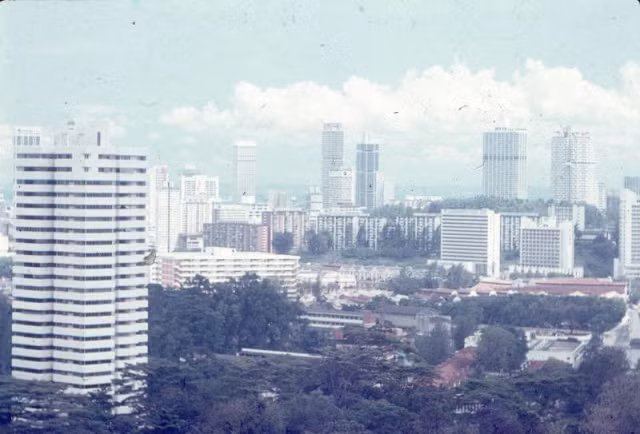 Những tòa nhà chọc trời được xây dựng ở Singapore những năm 1970 phần nào cho thấy tốc độ tăng trưởng kinh tế nhanh của quốc đảo này.