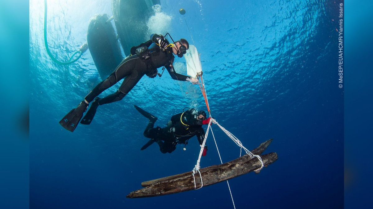 Nhà ngoại giao Bruce sử dụng tàu Mentor để chở cổ vật đến Anh trong thời gian làm đại sứ tại đế quốc Ottoman.