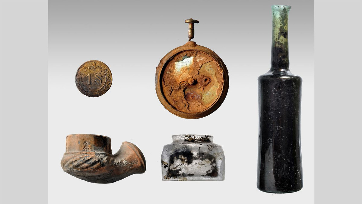 Các chuyên gia gọi những cổ vật này là cẩm thạch Parthenon. Chúng mô tả các vị thần Hy Lạp, anh hùng và động vật. Sau khi được trục vớt từ dưới đáy biển, số cổ vật này được đưa đến Bảo tàng Anh ở London.