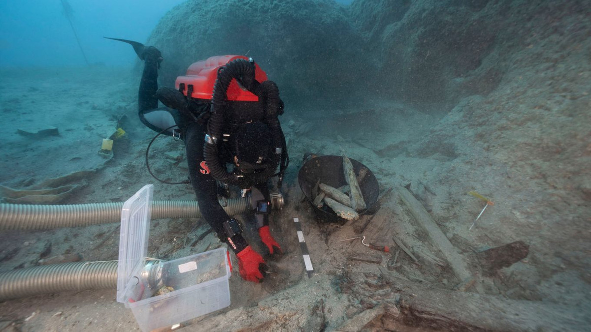 Vào năm 1802, con tàu Mentor bị đắm ở ngoài khơi đảo Kythera (còn gọi là Kithira hoặc Kythira), Hy Lạp. Theo các chuyên gia, vào thời điểm bị chìm, con tàu chở nhiều bảo vật lấy từ Parthenon - ngôi đền nổi tiếng Hy Lạp cổ đại.