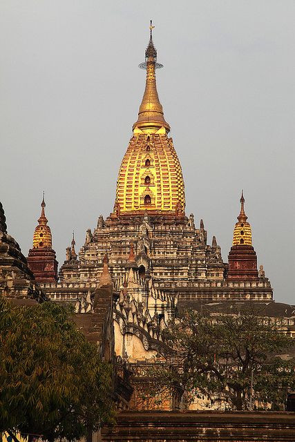 Trong số này, bức tượng Đức Phật ở phía nam (tức Phật ca diếp) được nhiều du khách chú ý nhất. Người dân khi đến ngôi đền Ananda và đứng trước bức tượng này để cầu nguyện có được sự thanh thản, bình yên trong tâm hồn.