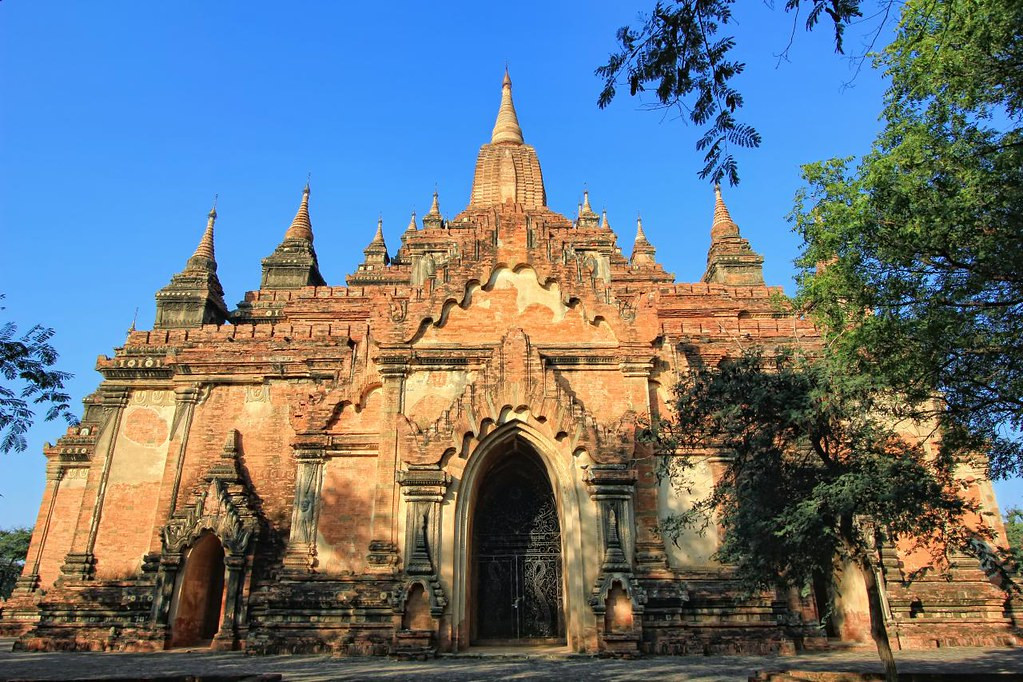 Vì vậy, khi bước chân vào ngôi đền Sulamani gần 1.000 năm tuổi, nhiều người sẽ có cảm giác như lạc chân đến vùng đất Phật, tạm quên hết mọi lo âu, buồn phiền.