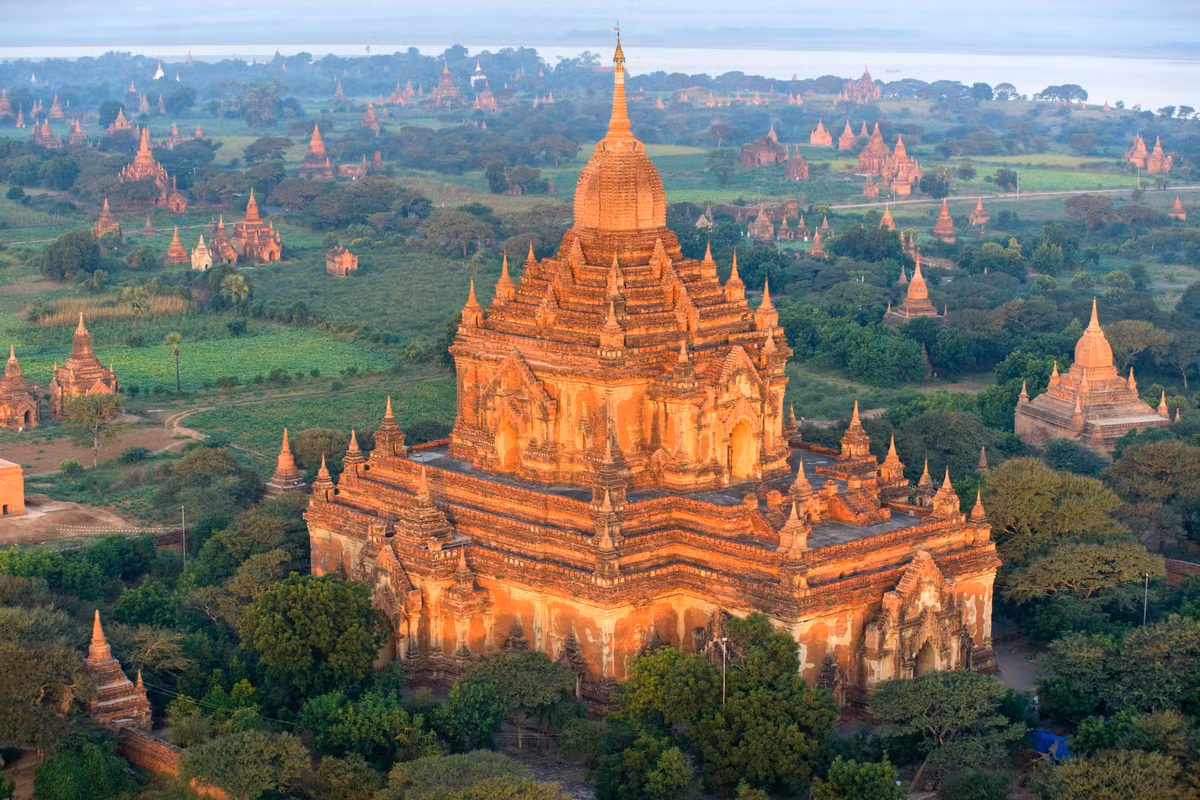 Thành phố Bagan ở Myanmar là địa điểm du lịch nổi tiếng thế giới. Nơi đây từng là kinh đô của vương quốc Pagan từ thế kỷ 9 - 13. Trong thời gian đó, vương quốc này xây dựng khoảng 10.000 ngôi đền và bảo tháp.
