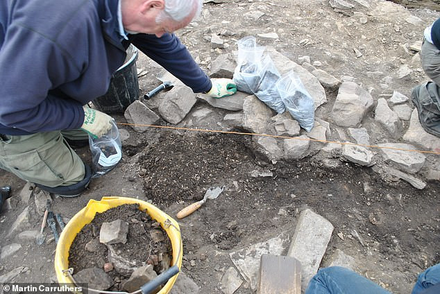 Cụ thể, các chuyên gia tìm thấy hơn 18.000 vỏ ốc tại một cái hố ở The Cairns - khu định cư từ thời Đồ Sắt trên quần đảo Orkney của Scotland. Quần đảo Orkney có người sinh sống ít nhất từ năm 6000 trước Công nguyên.