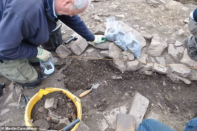 Cụ thể, các chuyên gia tìm thấy hơn 18.000 vỏ ốc tại một cái hố ở The Cairns - khu định cư từ thời Đồ Sắt trên quần đảo Orkney của Scotland. Quần đảo Orkney có người sinh sống ít nhất từ năm 6000 trước Công nguyên.