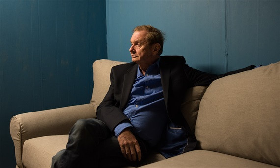 Sinh năm 1949 tại CHDC Đức (Đông Đức), Jack Barsky là điệp viên Liên Xô nổi tiếng trong thời kỳ Chiến tranh Lạnh. Tên khai sinh của ông là Albrecht Dittrich. Ông Dittrich là một nhà khoa học trẻ được Cơ quan tình báo Liên Xô (KGB) chú ý và tiếp cận vào năm 1970. Về sau, ông được chiêu mộ làm điệp viên cho KGB.