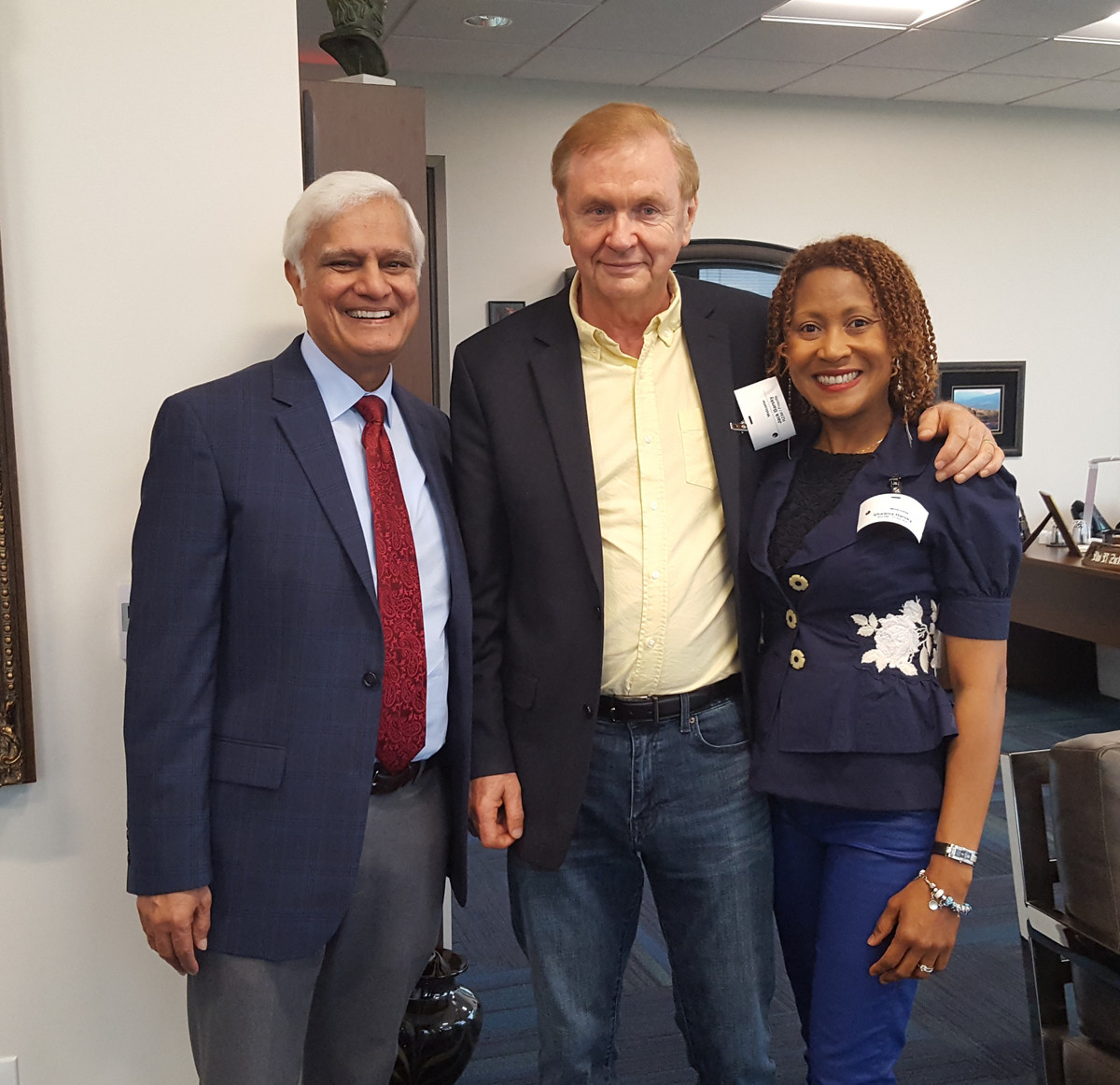 Cứ 2 năm/lần, Jack Barsky về Đông Đức để thăm vợ con. Điệp viên Liên Xô này duy trì cuộc sống 2 mặt như vậy cho đến năm 1988. Khi ấy, KGB nói với ông rằng thân phận điệp viên của ông bị bại lộ nên cần nhanh chóng trở về. Do không muốn trở về nên Jack Barsky nói dối rằng mắc HIV/AIDS nên cần ở lại Mỹ điều trị. Với quyết định nguy hiểm này, ông đối mặt với việc khó có thể gặp lại gia đình ở Đông Đức.