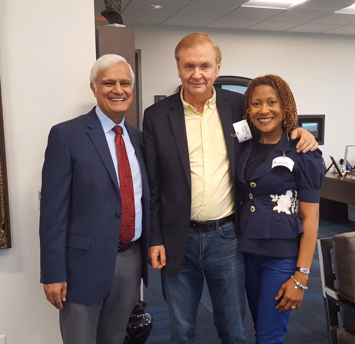 Cứ 2 năm/lần, Jack Barsky về Đông Đức để thăm vợ con. Điệp viên Liên Xô này duy trì cuộc sống 2 mặt như vậy cho đến năm 1988. Khi ấy, KGB nói với ông rằng thân phận điệp viên của ông bị bại lộ nên cần nhanh chóng trở về. Do không muốn trở về nên Jack Barsky nói dối rằng mắc HIV/AIDS nên cần ở lại Mỹ điều trị. Với quyết định nguy hiểm này, ông đối mặt với việc khó có thể gặp lại gia đình ở Đông Đức.