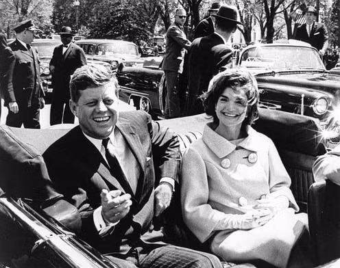 Cụ thể, Tổng thống thứ 35 của Mỹ John F. Kennedy bị ám sát tại thành phố Dallas vào trưa ngày 22/11/1963. Khi ấy, ông đang ngồi trên ôtô mui trần cùng vợ - Đệ nhất phu nhân Kennedy.
