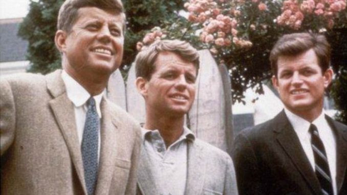 Một điểm chung tiếp theo giữa Tổng thống Kennedy và em trai là cả hai đều ra đi khi ngoài 40 tuổi. Trong khi Tổng thống thứ 35 của Mỹ tử vong khi 46 tuổi thì em trai - thượng nghị sĩ Robert qua đời lúc 43 tuổi.