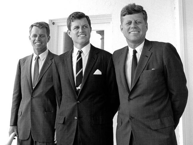 Những sự trùng hợp đến rùng rợn về vụ ám sát và cái chết của anh em Tổng thống Kennedy khiến dư luận bàng hoàng, đau xót và thương tiếc khi nhiều dự định, kế hoạch đã vạch ra đều bị dang dở.
