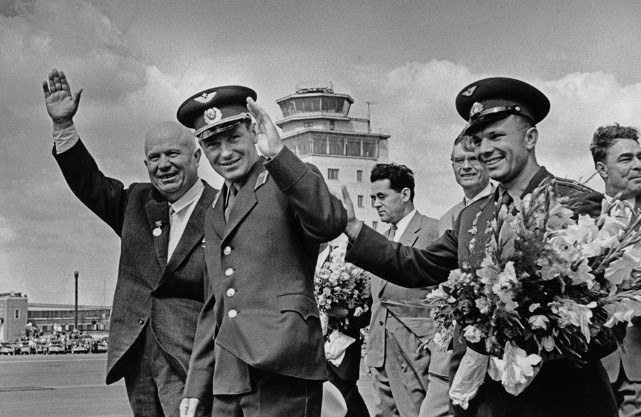 Nhà lãnh đạo Nikita Khrushchev (trái ảnh) cùng các quan chức đón chào Gagarin.
