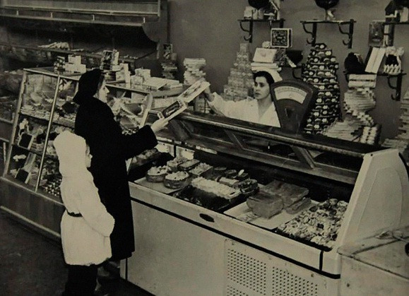 Mẹ con người Liên Xô mua sắm tại một cửa hàng ở Moscow.