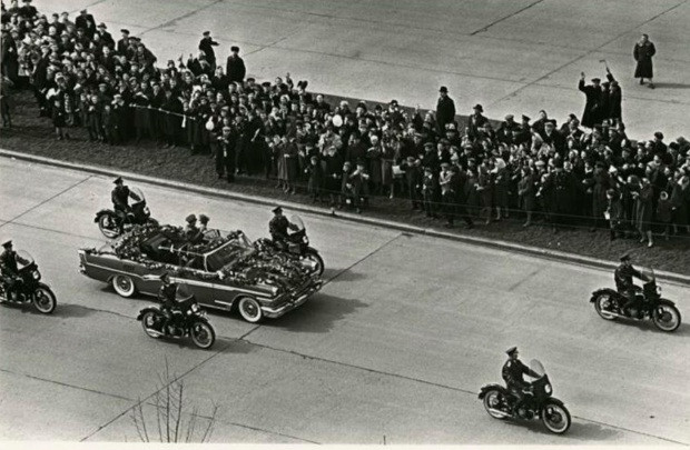 Phi hành gia Gagarin được người dân hân hoan đón chào sau khi hoàn thành sứ mệnh lịch sử.