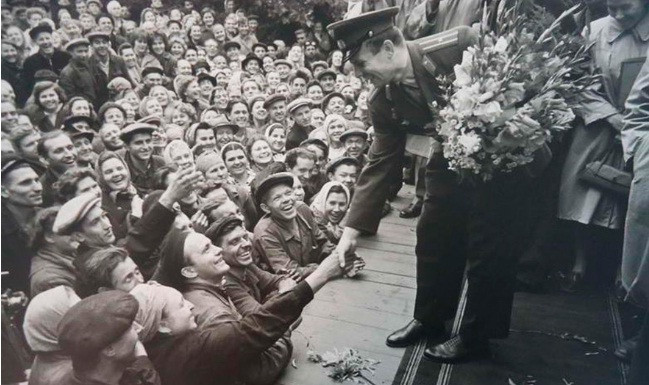 Phi hành gia Gagarin bắt tay, trò chuyện với người dân và chia sẻ một số điều về sứ mệnh chinh phục vũ trụ.