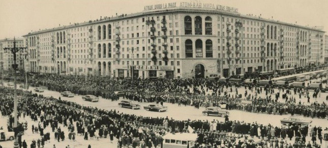 Sau khi phi hành gia Gagarin hoàn thành sứ mệnh lịch sử, hàng ngàn người dân Liên Xô xuống đường đón chào và ca ngợi thành tích ngoạn mục của người đầu tiên bay vào vũ trụ.