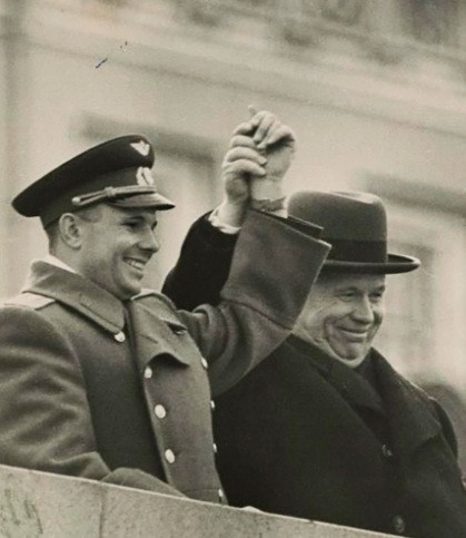 Phi hành gia Gagarin và nhà lãnh đạo Khrushchev giơ tay chào người dân Liên Xô khi đứng trên đỉnh của Lăng Lenin. Việc Gagarin trở thành người đầu tiên bay vào vũ trụ trở thành một sự kiện nổi bật và quan trọng nhất ở Liên Xô trong năm 1961.