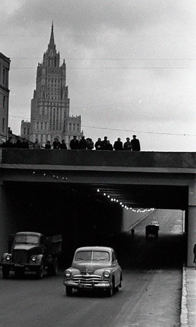 Thủ đô Moscow sầm uất các phương tiên giao thông qua lại.