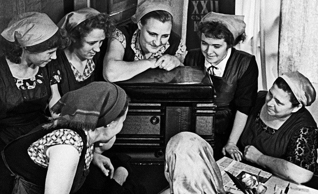 Vào ngày 12/4/1961, Liên Xô tên lửa Vostok I và đưa nhà du hành Yuri Gagarin thực hiện sứ mệnh lịch sử. Ông Gagarin trở thành người đầu tiên bay vào vũ trụ. Trong ảnh là người dân Liên Xô năm 1961 chăm chú lắng nghe thông tin trên radio về chuyến chinh phục không gian của phi hành gia Gagarin.