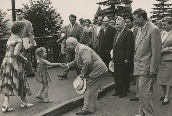 Nhà lãnh đạo Khrushchev nắm tay, trò chuyện với một bé gái khi đi dạo gần Điện Kremlin.
