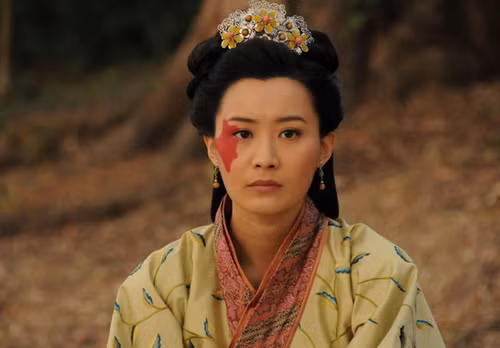 Ngay từ khi sinh, Chung Vô Diệm có vẻ ngoài xấu xí "như ma chê quỷ hờn" bởi có nước da màu đen, trán cao, mắt sâu, chân thô, mũi hếch, cổ to, tóc thưa, bụng to, eo lớn. Thậm chí, bà hoàng này còn có lưng gù.