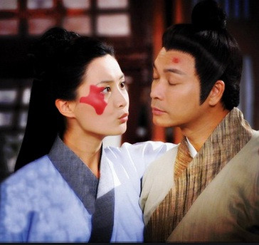 Về sau, Chung Vô Diệm xin được vào yết kiến Tề Tuyên Vương và được chấp nhận. Ông hoàng này cứ ngỡ sẽ gặp được mỹ nhân tuyệt sắc nhưng khi nhìn thấy thì chán nản. Khi được vua Tề hỏi vì sao xin gặp, Chung Vô Diệm nói rằng bà biết tiên tri. Bà nói rằng đã nhìn thấy lửa cháy khắp thiên hạ. Kế đến, bà vỗ gối và nói thay hoàng đế đuổi bọn xu nịnh, phạt gian thần.