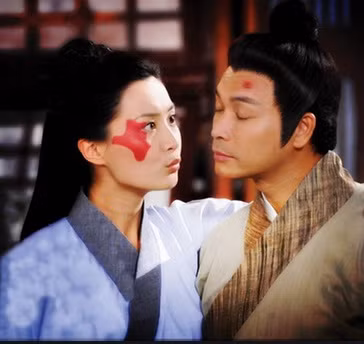 Về sau, Chung Vô Diệm xin được vào yết kiến Tề Tuyên Vương và được chấp nhận. Ông hoàng này cứ ngỡ sẽ gặp được mỹ nhân tuyệt sắc nhưng khi nhìn thấy thì chán nản. Khi được vua Tề hỏi vì sao xin gặp, Chung Vô Diệm nói rằng bà biết tiên tri. Bà nói rằng đã nhìn thấy lửa cháy khắp thiên hạ. Kế đến, bà vỗ gối và nói thay hoàng đế đuổi bọn xu nịnh, phạt gian thần.