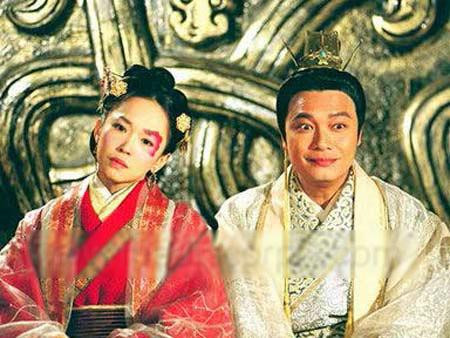 Đến năm 40 tuổi, Chung Vô Diệm vẫn chưa kết hôn nên buồn bã, chán nản. Thấy vậy, mẹ của bà nói rằng Tề Tuyên Vương đang tuyển tú nữ. Bà hỏi con sao không thử một lần để có cơ hội hầu hạ, giúp đỡ nhà vua.