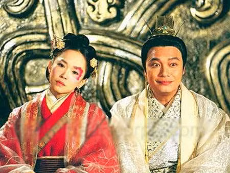 Đến năm 40 tuổi, Chung Vô Diệm vẫn chưa kết hôn nên buồn bã, chán nản. Thấy vậy, mẹ của bà nói rằng Tề Tuyên Vương đang tuyển tú nữ. Bà hỏi con sao không thử một lần để có cơ hội hầu hạ, giúp đỡ nhà vua.