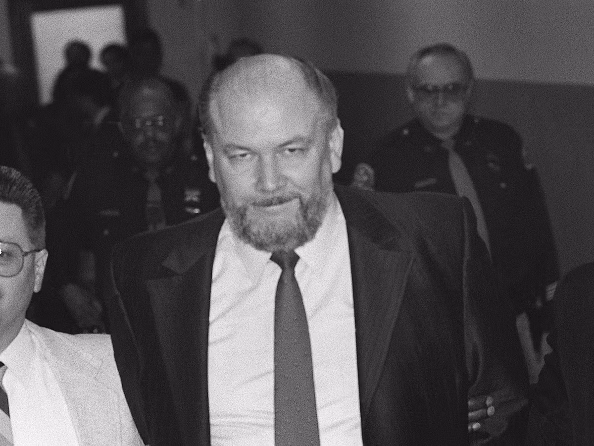 Trong khoảng thời gian đó, gã làm việc cho một số băng nhóm tội phạm nhỏ ở địa phương. Kuklinski thực hiện vụ giết người đầu tiên vào năm 14 tuổi. Khi đó, tên mafia khét tiếng này đánh kẻ bắt nạt mình đến chết.