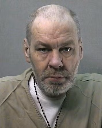 Rùng rợn hơn, gã cho thi thể nạn nhân vào trong cốp xe rồi đưa đến bãi phế liệu để người ta nghiền nát chúng, phi tang bằng chứng phạm tội.