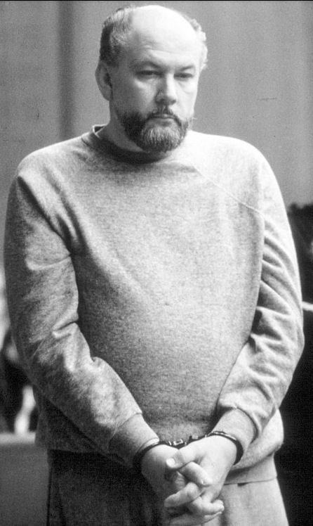 Bốn năm sau, Kuklinski chính thức bước chân vào giới mafia khi thực hiện hợp đồng giết người đầu tiên. Ngay cả khi không có khách hàng yêu cầu, gã cũng tự đi tìm kiếm nạn nhân và giết họ theo những cách thức rùng rợn.